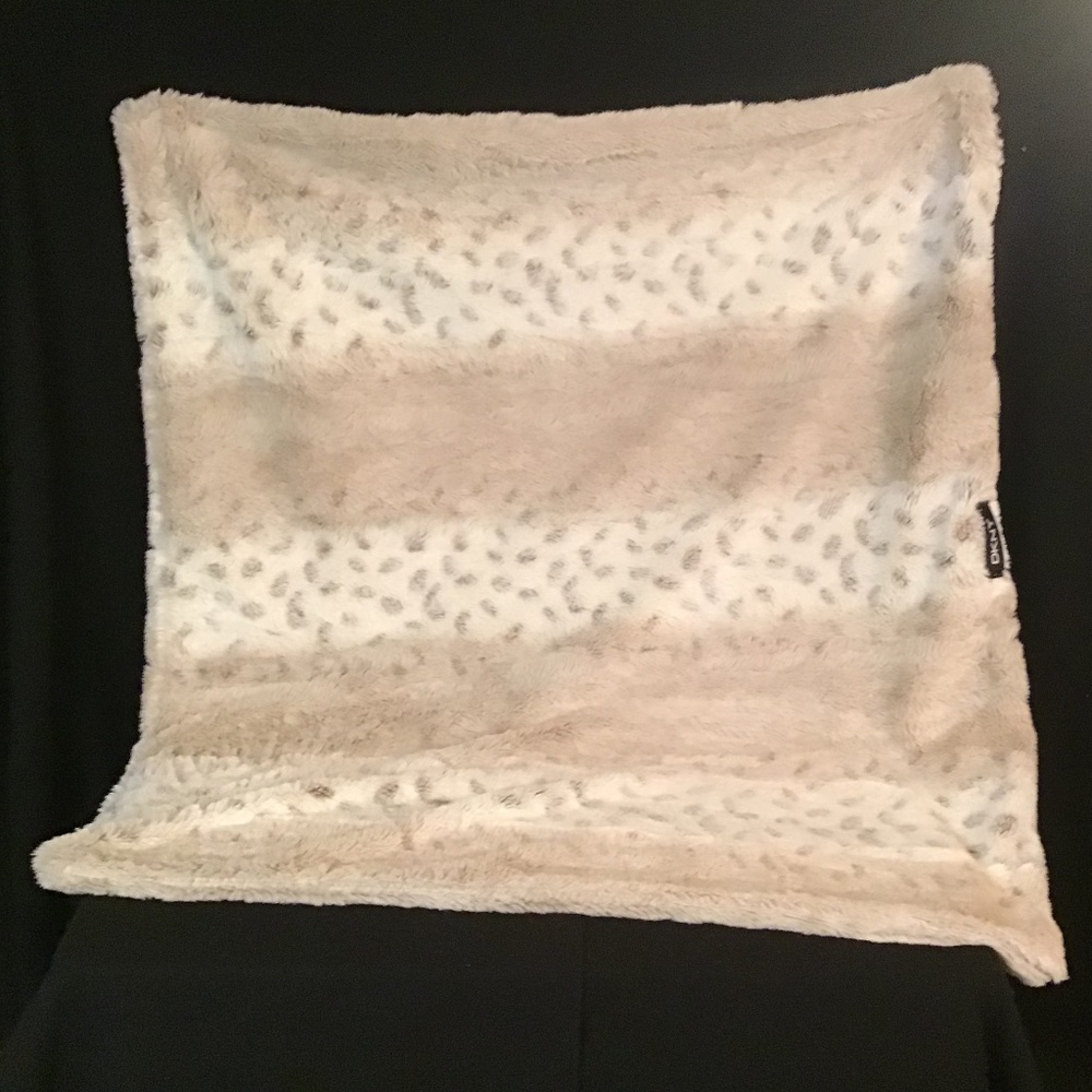 (2) DKNY Snow Leopard Cozy Luxe Faux Fur Cream 24” x26”- Zip Pillow Shams Cover